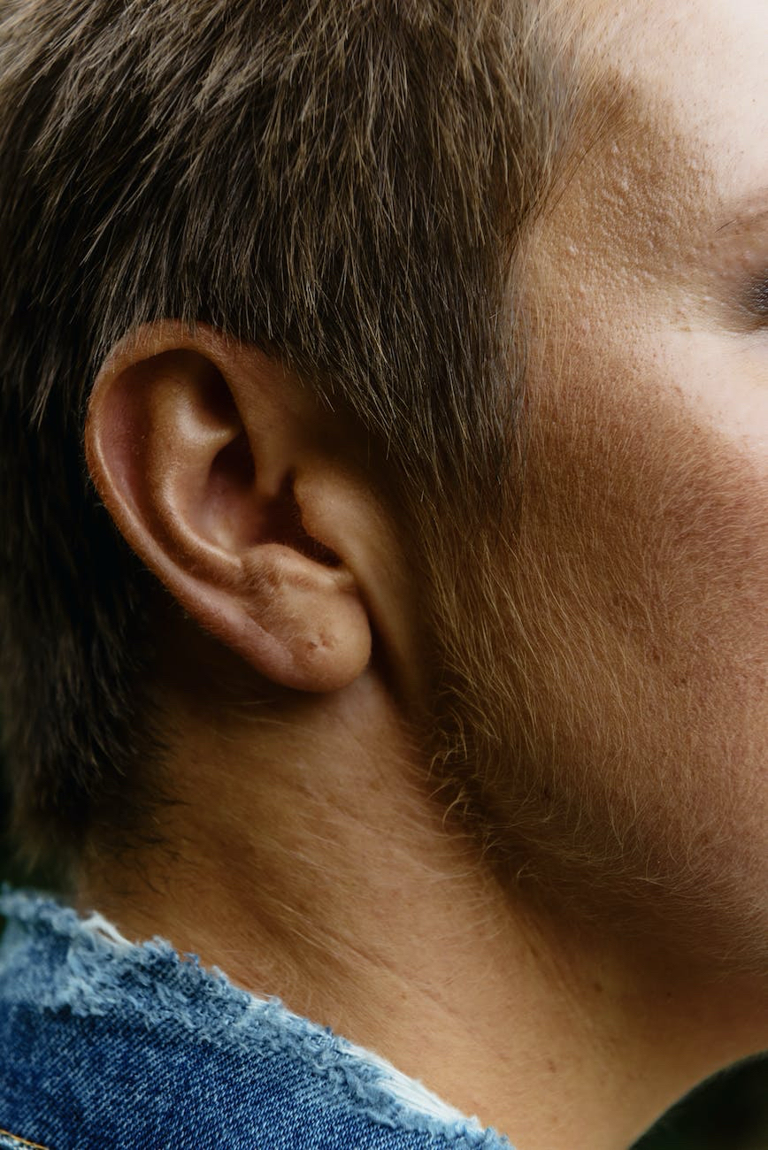 Perdita delle fibre nervose uditive scoperta negli individui con acufene